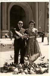 Con su esposa Pilar en el viaje de boda. 1956